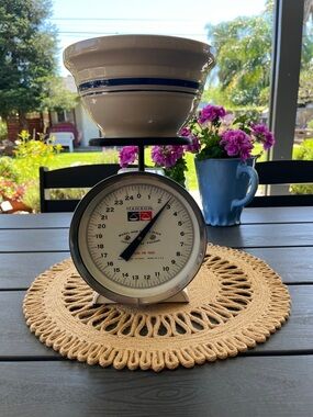 Vintage Mechanical Kitchen Scale in White